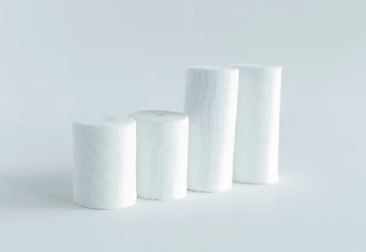 Choisir le bon rouleau de gaze: Coton Vs. Matériaux synthétiques